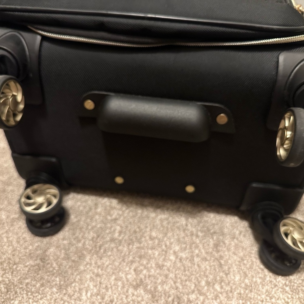 Reaction Kenneth Cole Chelsea 20” soft side Expandable 8-wheeled Carry-On